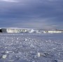 La scia di ghiaccio rotto dalla nave di fronte al ghiacciaio Cambell