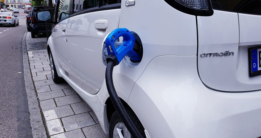 Rinnovabili • Ricaricare le auto elettriche in 10 min con i supercondensatori UK