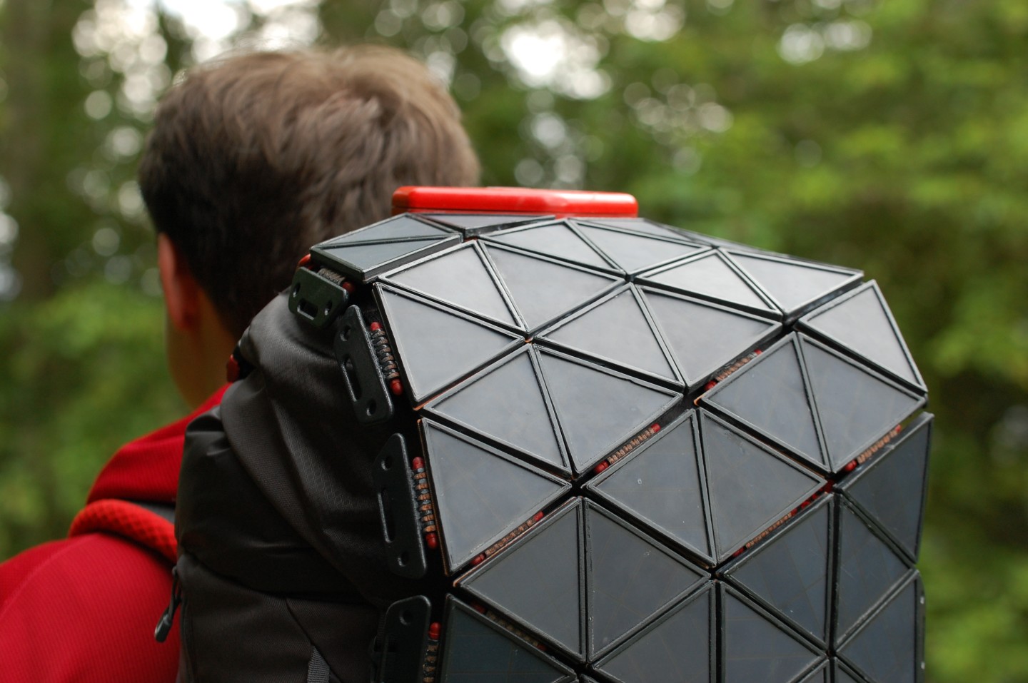 Создать портативную. Солнечная батарея для похода. Рюкзак с солнечной панелью. Гаджеты 2022.
