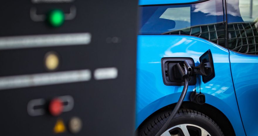 Rinnovabili • Veicoli elettrici: già nel 2023 più economici delle auto a combustione