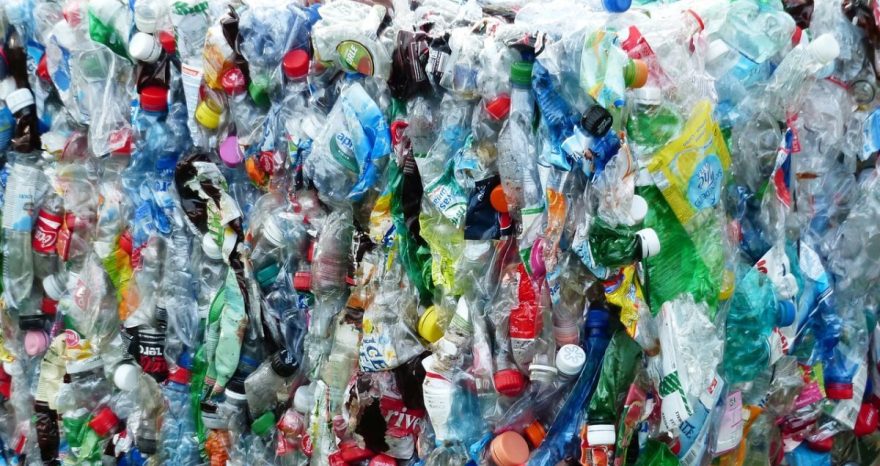 Rinnovabili • Giustizia ambientale, UNEP: l’inquinamento da plastica colpisce soprattutto i più vulnerabili