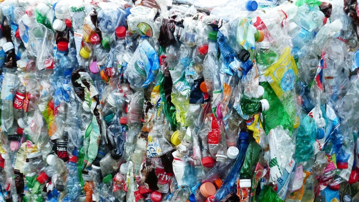 Giustizia ambientale, UNEP: l’inquinamento da plastica colpisce soprattutto i più vulnerabili