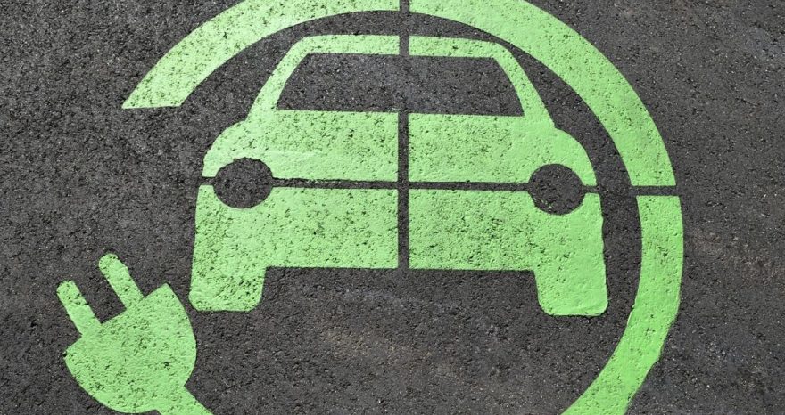 Rinnovabili • Auto elettriche: nel 2027 costeranno meno di quelle a petrolio