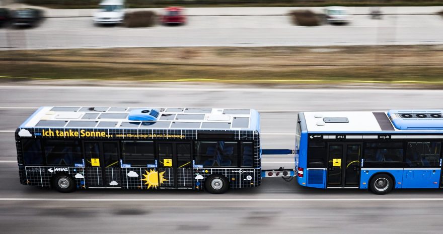 Rinnovabili • rimorchio solare per autobus