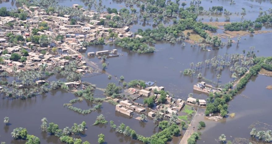 Rinnovabili • Inondazioni in Pakistan, l’Onu: “E’ un massacro climatico”