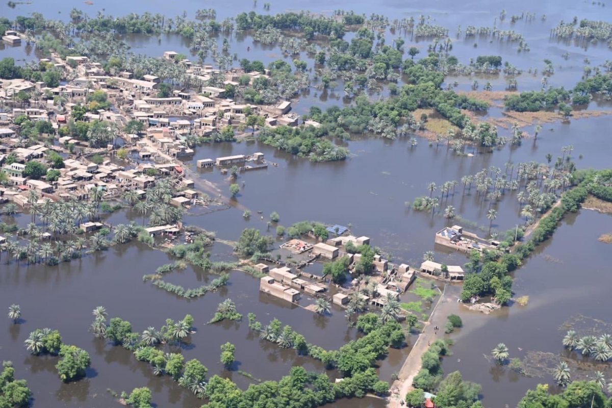 Rinnovabili • Inondazioni in Pakistan, l’Onu: “E’ un massacro climatico”