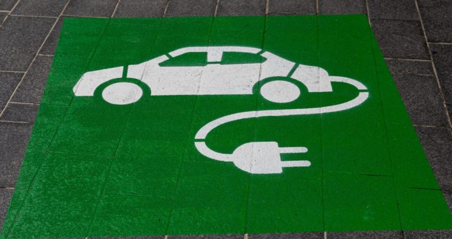 Rinnovabili • Incentivi auto elettriche e ibride: prenotazioni ecobonus 2023 dal 10 gennaio