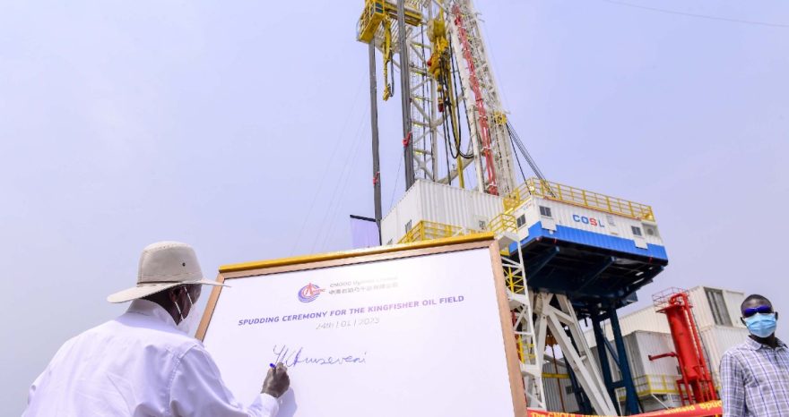 Rinnovabili • Petrolio in Uganda: il primo barile arriverà nel 2025