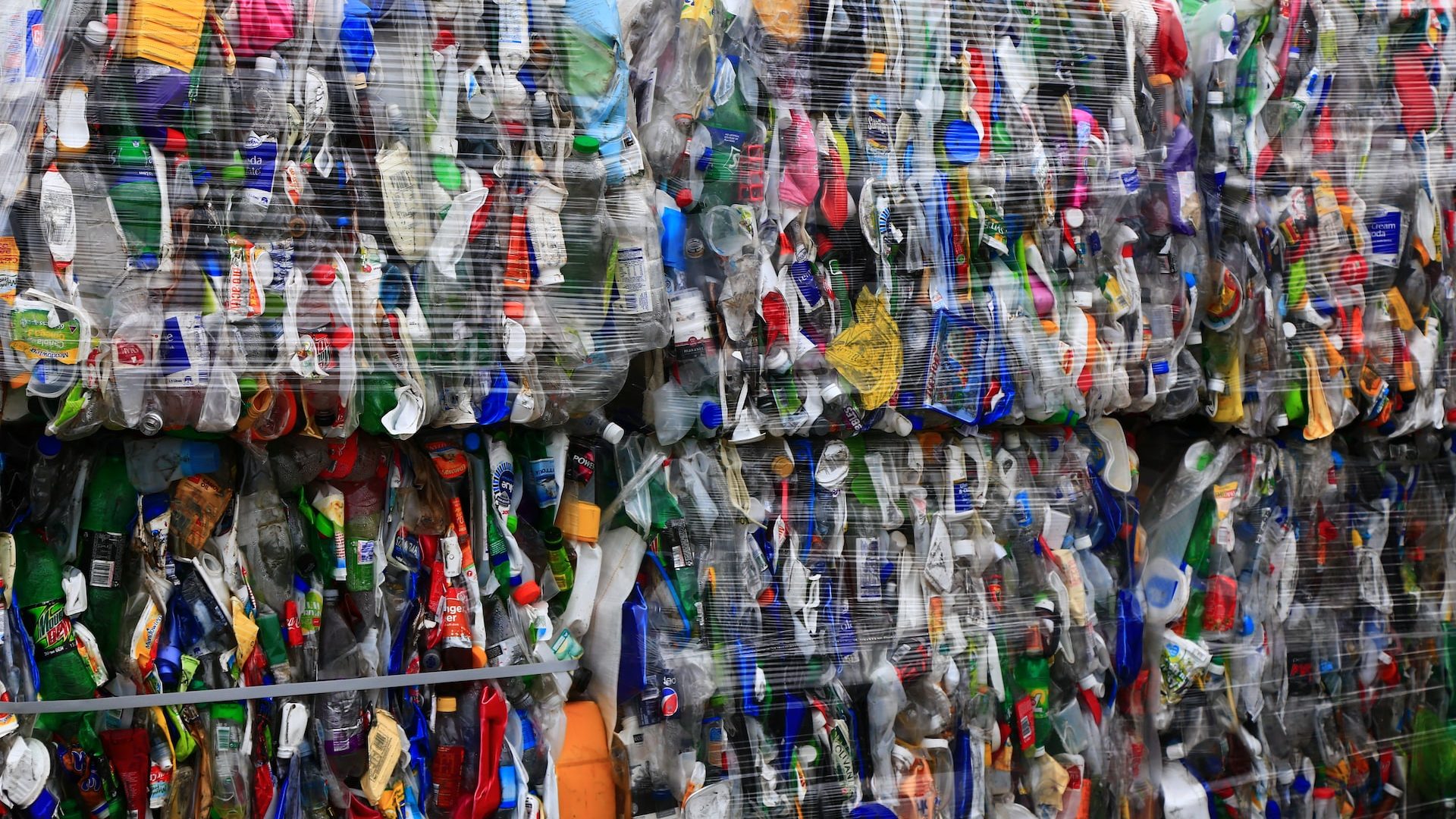 Rinnovabili • Rifiuti di plastica: i paesi ricchi inondano il Sud globale di rifiuti ‘fantasma’