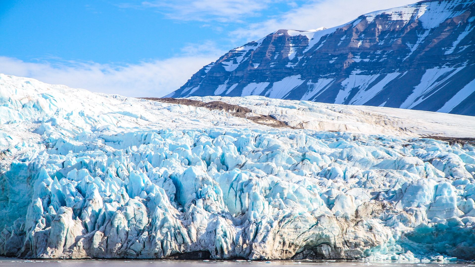 Rinnovabili • Fusione dei ghiacciai: può correre 20 volte più veloce