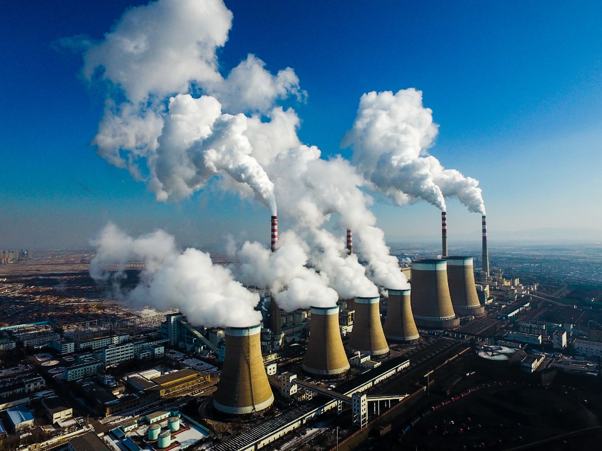 Rinnovabili • Corsa al carbone in Cina: nel 2023 costruite 1,5 centrali ogni settimana