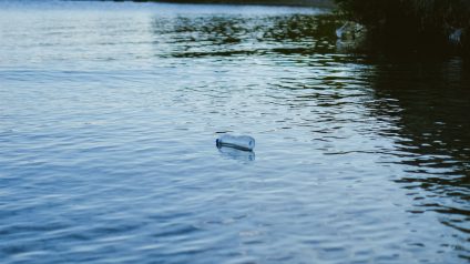 Rinnovabili • Rifiuti nei fiumi italiani: il 35% è plastica monouso