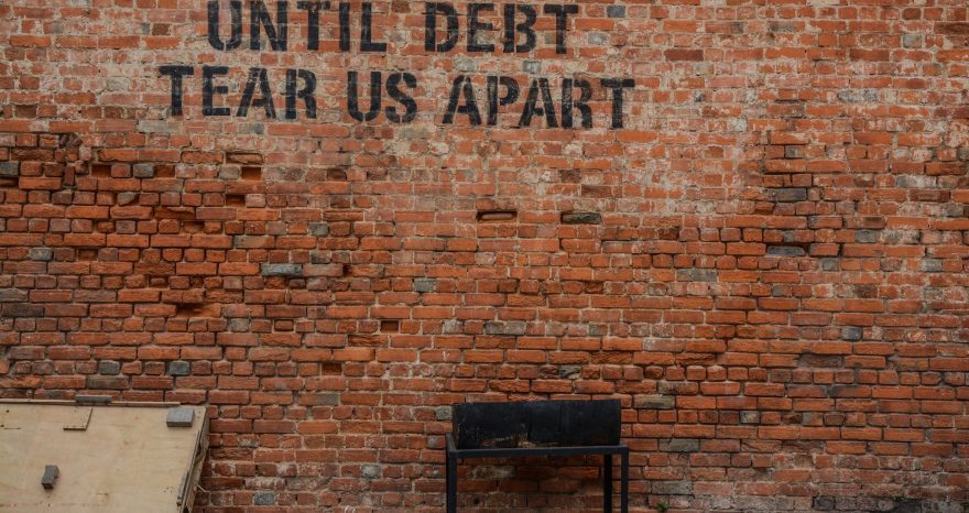 Rinnovabili • Crisi del debito e clima: i più vulnerabili spendono 12,5 volte più per il debito che per l’adattamento