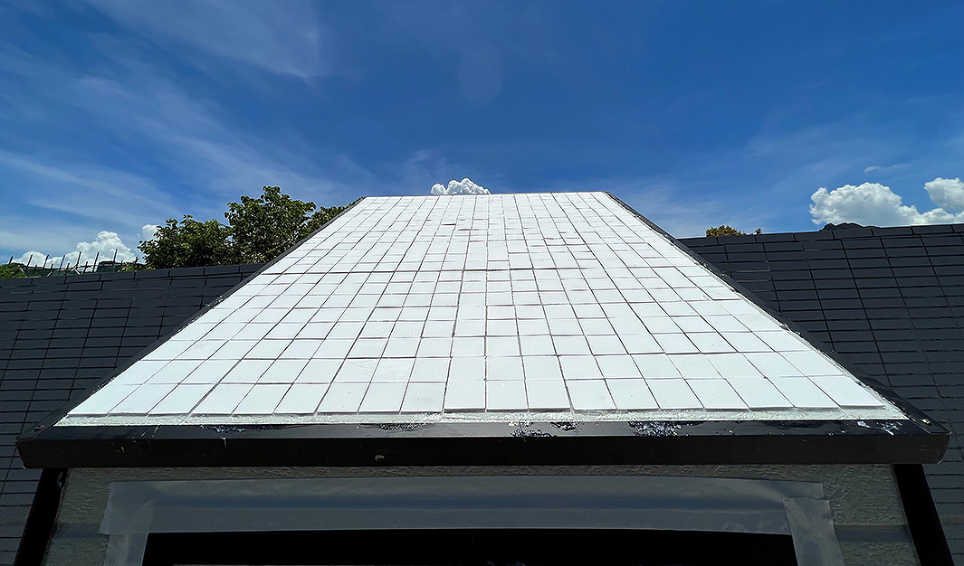 Rinnovabili • tetto in ceramica bianca