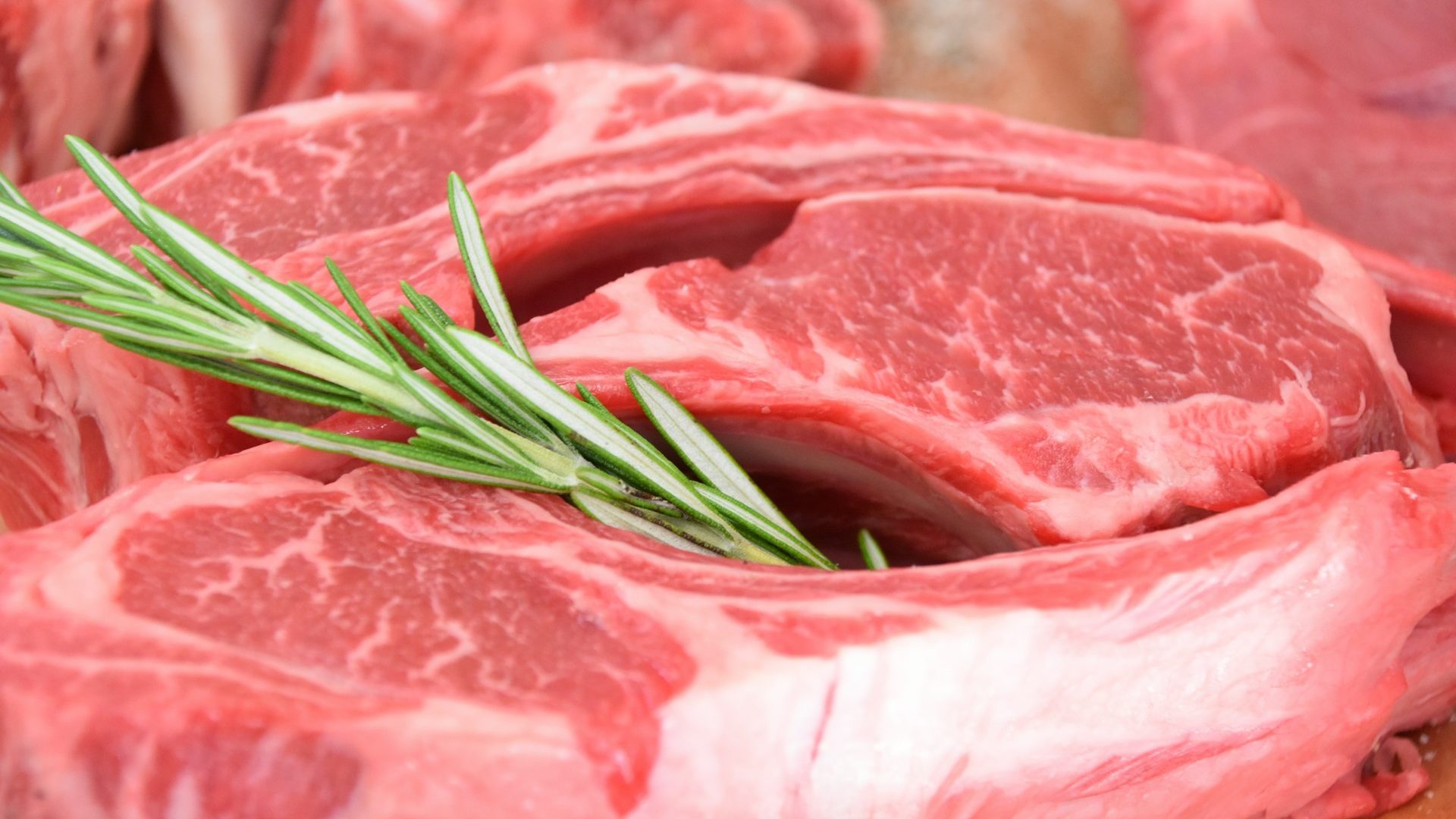 Rinnovabili • Consumo di carne Italia: triplicato in 60 anni, 80 kg a testa