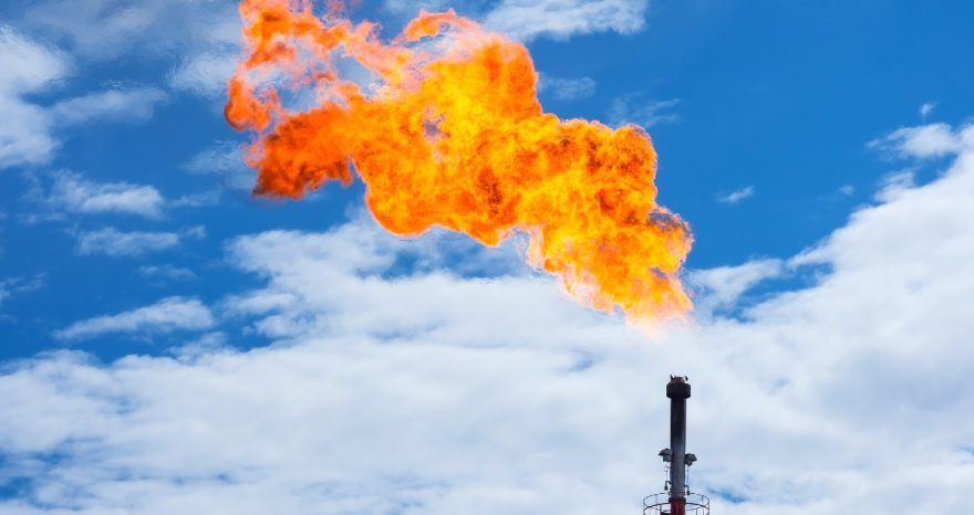 Rinnovabili • Flaring di gas: emette 5 volte più metano del previsto