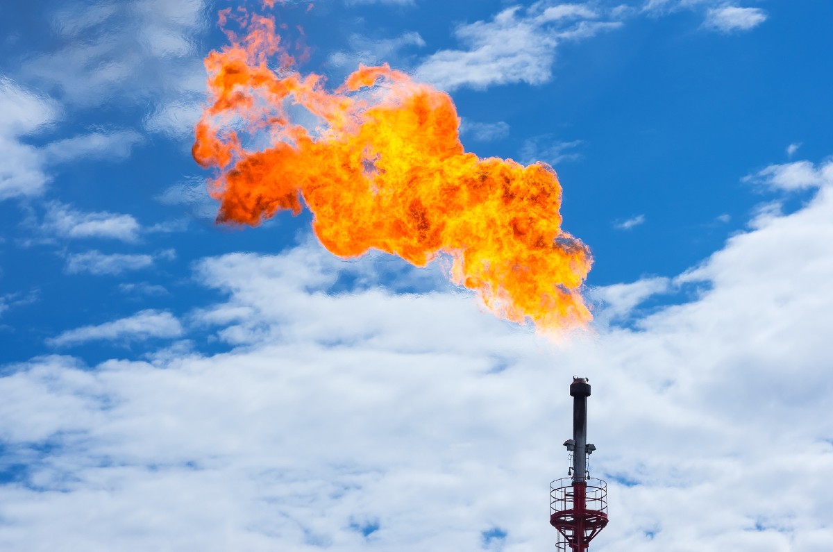 Rinnovabili • Flaring di gas: emette 5 volte più metano del previsto