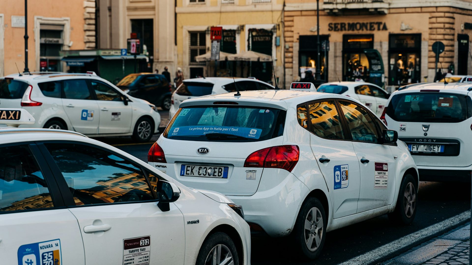 Rinnovabili • Ecobonus 2024 Taxi e Ncc: dal 17 giugno via agli incentivi