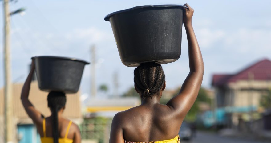 Rinnovabili • Le donne pagano il cambiamento climatico e la carenza di acqua
