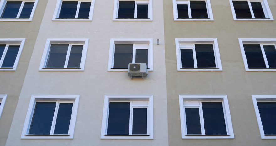 Rinnovabili • Condizionatore in facciata condominiale: si può installare o serve l’autorizzazione?