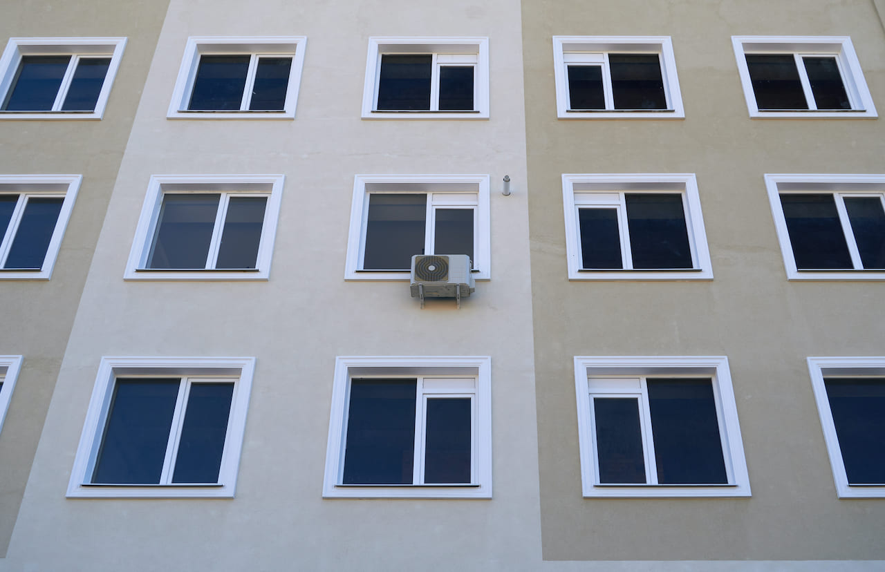 Condizionatore in facciata condominiale: si può installare o serve l’autorizzazione?