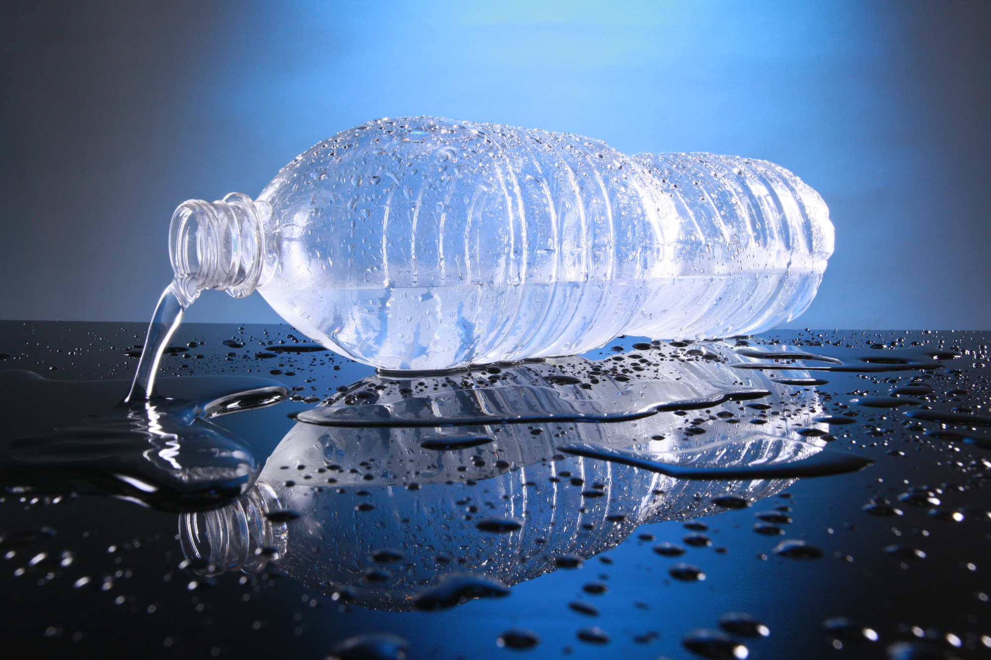 acqua in bottiglie di plastica