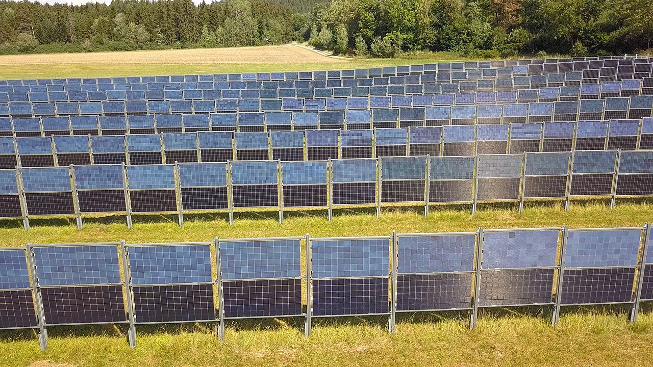 Impianti fotovoltaici bifacciali orientati a E-O: i vantaggi #adessonews