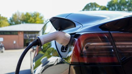 Rinnovabili • Auto elettriche, caricabatterie intelligente riduce consumo di energia ed emissioni inquinanti